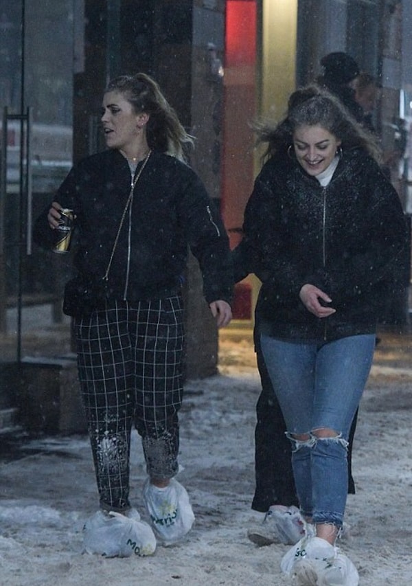 8. А эти девушки проявили смекалку и применили пакеты из супермаркета для защиты своих заледенелых ног в летней обуви!