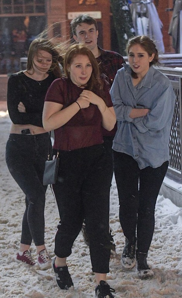 5. Вот в таком виде бесбашенные британцы разгуливали по морозу, шокируя закутавшихся прохожих постарше да поумнее:)