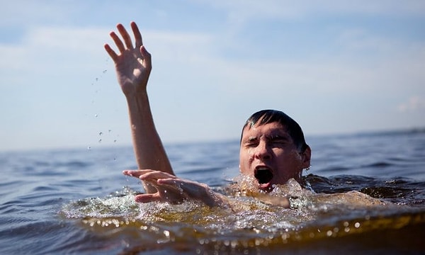 7. После того, как вы спасли кого-то от утопления, обязательно отвезите его в больницу, так как бактерии в воде, которой наглотался пострадавший, вполне могут поразить легкие.