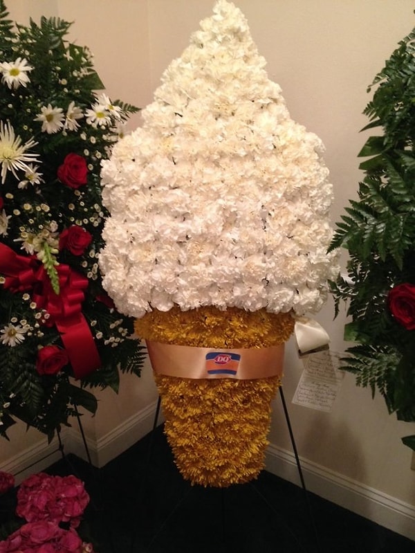 11. "Моя бабушка открыла первое кафе-мороженое Dairy Queen в нашем городке. Вот такой букет был у нее на похоронах"