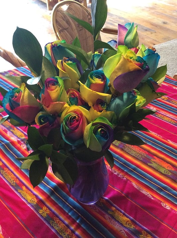 14. "Разноцветные розы на похоронах моей сестры. Она была хиппи"