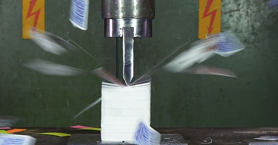 10 Deste Oyun Kağıdının Hidrolik Pres Makinesi Altında İkiye Bölündüğü Muhteşem Anlar