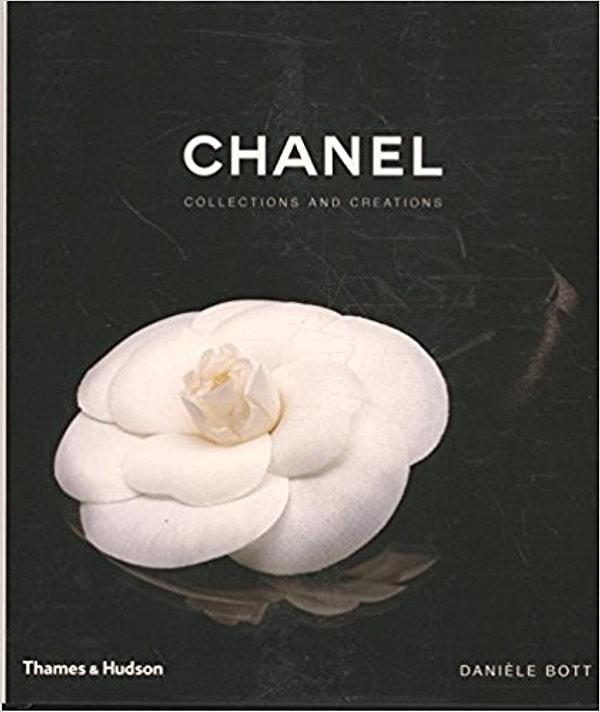 10. Flat lay fotoğraflarınızda dekor olarak olmazsa olmaz kitap: Chanel! ❤️