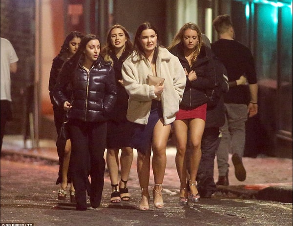 6. Русские девушки, конечно, известны своим умением ходить на каблуках в любую погоду, но в кожаных сапогах на каблуках и до колена, а не в босоножках!