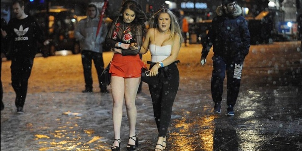 Самые отчаянные женщины в мире: 14 фото британок, щеголяющих по морозу в босоножках!