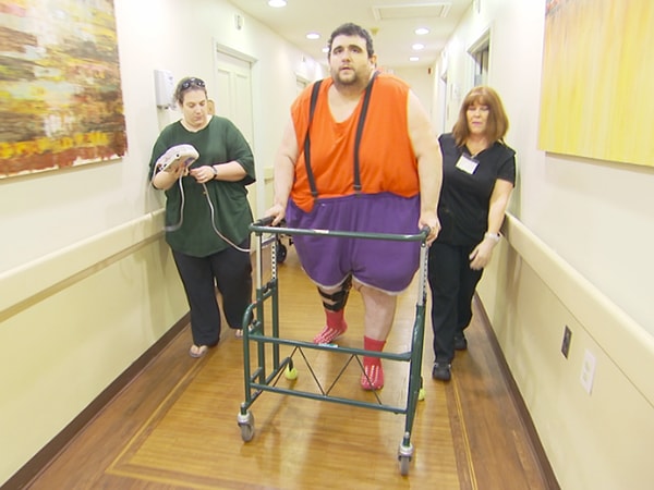 5. Мужчина даже начал потихоньку самостоятельно ходить и потерял еще 97 кг за следующие два месяца. Все это время он придерживался строгого режима питания.