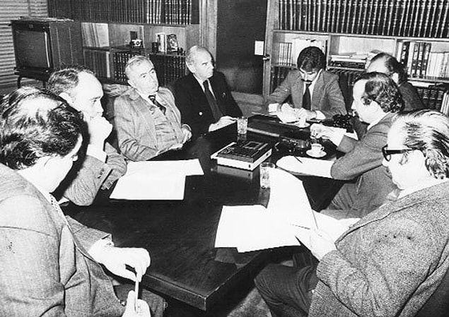 1972'ye kadar Hayat ve Ses dergilerinde yazı işleri müdürlüğü yaptı. 1972 yılında Hürriyet Grubu'na geçti.