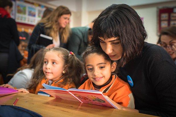 6. Mülteci çocukların ülkedeki eğitime katılabilmesi ve kendilerini ifade edebilmesi için oluşturulan "Suriyeli Kızlar İçin Türkçe Dersleri" projesi