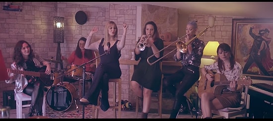 Gökçe'den 'Aynaların Ardından' Şarkısına Kadınlardan Oluşan Orkestralı Klip