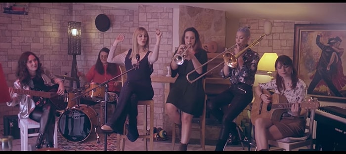 Gökçe'den 'Aynaların Ardından' Şarkısına Kadınlardan Oluşan Orkestralı Klip