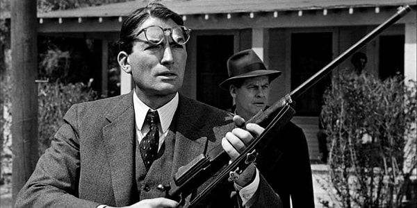 2. Кто автор произведения "Убить пересмешника"?