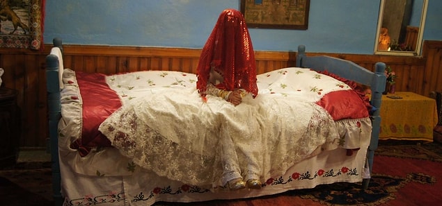 Çocuk yaşta zorla evlendirilenlerin ve anne olanların sayısı arttı. Her 10 kadından en az 3’ü 18 yaşının altında evlendirildi. 17 bine yakın kız çocuğu doğum yaptı. Doğum yapan kız çocuklarının 234’ü ise 15 yaşın altında.