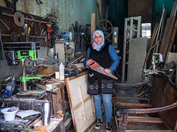 17. Mısırlı Esma Megahad, 31 yaşında başarılı bir mobilya ustası.