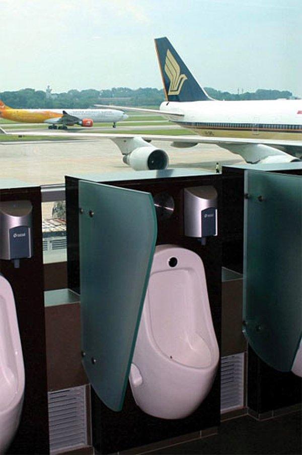 21. Singapur'un Changi Havalimanı'nda bir tuvalet.
