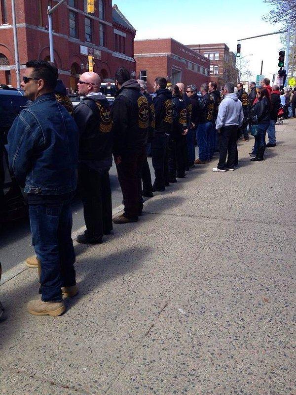 19. Boston bombalarında ölen kişilerin cenazesini koruyan Patriot Guard motosiklet grubu.