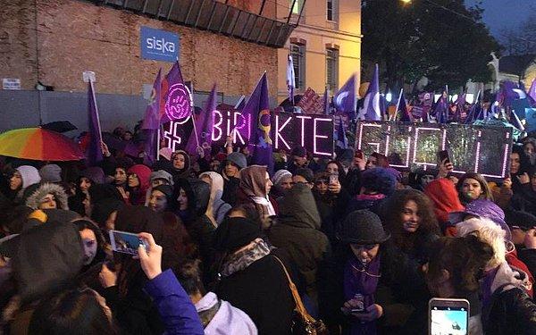 Bu yıl 16'ncısı düzenlenen Feminist Gece Yürüyüşü'ne, hemen her kesimden ve yaş grubundan kadınlar katıldı.