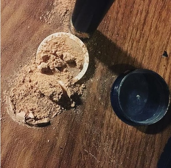 11. Оу... Когда из твоих рук выскальзывает пудра, кажется, что все вокруг замедляется.