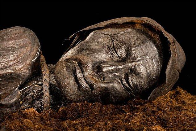 Britanya, İrlanda, Hollanda, Almanya ve Danimarka'nın ıssız turba bataklıklarında son 300 küsür yılda, yüzlerce yıl öncesinden kalmış; inanılmaz derecede iyi korunmuş olan insan cesetleri keşfedildi.