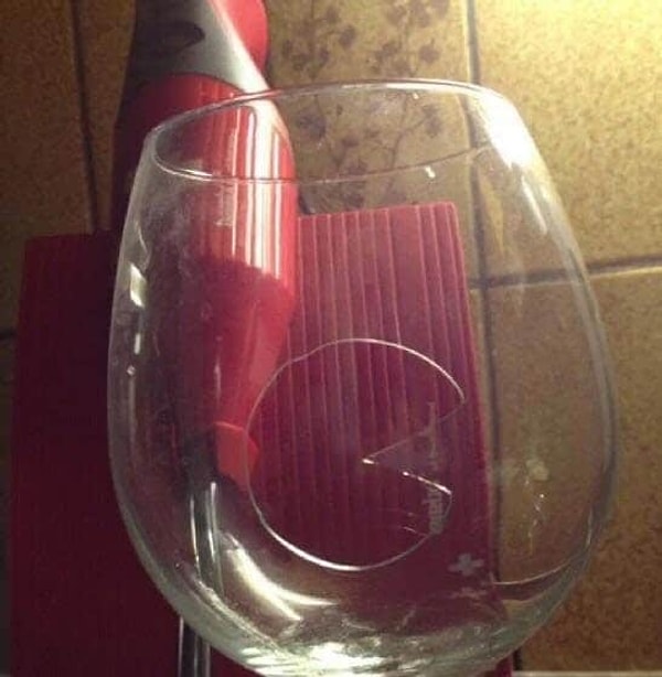 7. Когда фужер невероятным образом трескается в форме Пакмана, то самая пора проверить ваш дом на наличие привидений