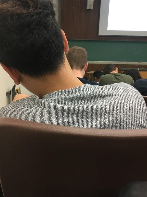 17. Этот парень пришел на пару в футболке, на которой был написан весь сценарий "Криминального чтива"