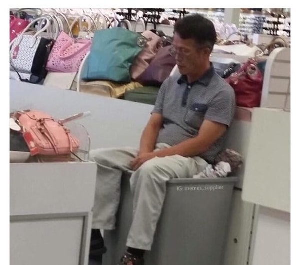 2. Это насколько же нужно устать от шопинга с женой, чтобы сесть в первый попавшийся мусорный бак