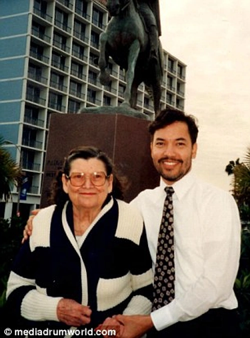 Richard ve annesi  Amalia C. Valdez (solda), kadın cinsiyetine geçmeden önce bir kostüm partisinde (sağda).