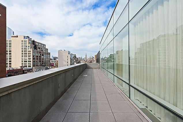 Ve son olarak da evin tamamını çevreleyen balkonda Soho ve Manhattan manzarasında keyif yapmak mümkün. Evin alıcısı güle güle otursun diyelim!