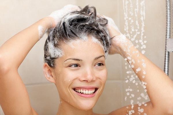 5. Saçınızı fazla sık ve fazla sıcak suyla yıkamak