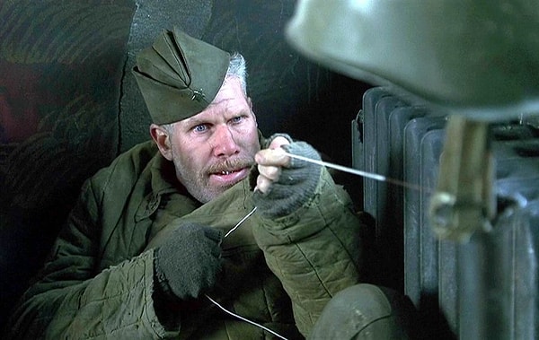 3. Рон Перлман в роли советского снайпера Куликова (фильм "Враг у ворот", 2000 год)