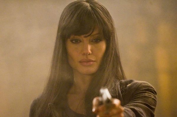 18. Анджелина Джоли в роли секретного агента ЦРУ Наташи "Солт" Ченковой (фильм "Солт", 2010 год)