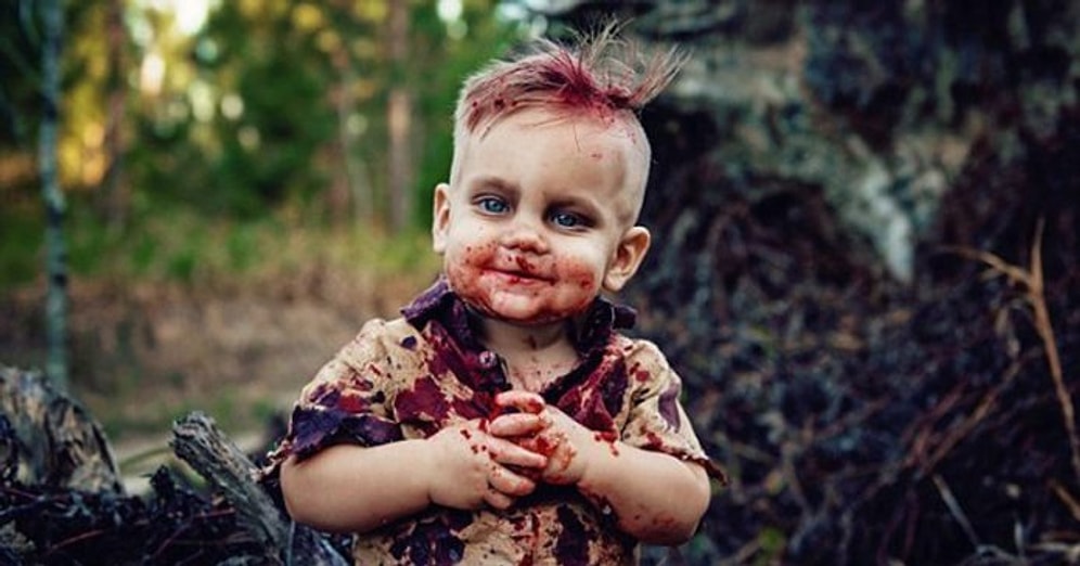 Сеть в шоке от мамы, устроившей зомби-фотосессию с тортом в виде мозга для своего малыша