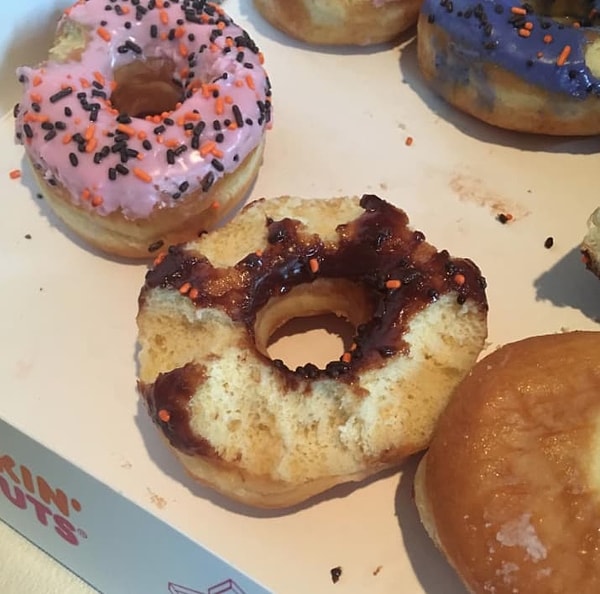 9. Что самое вкусное в пончиках? Правильно, глазурь! 🍩