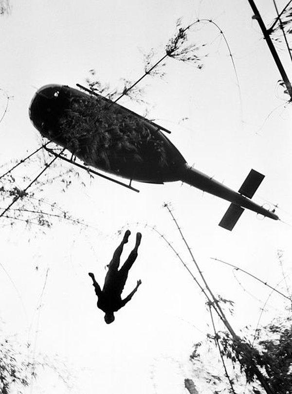 15. Vurularak Helikopterden düşen bir Amerikan askeri, Vietnam.
