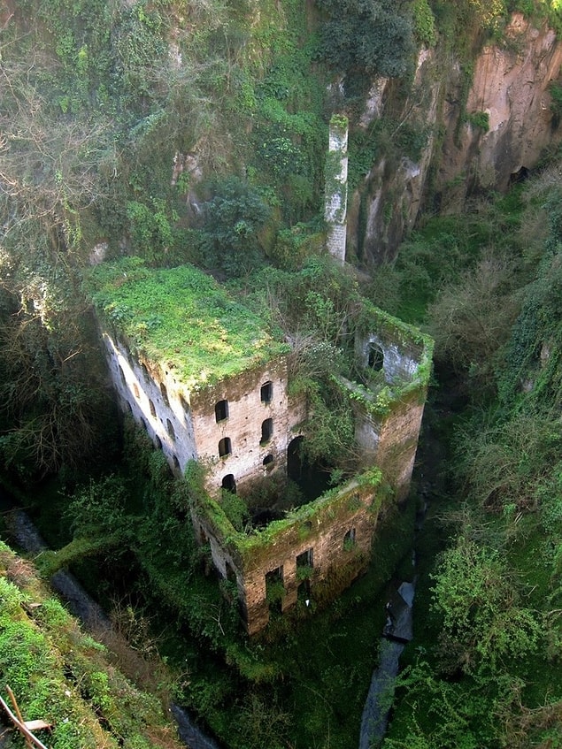26. 1866'dan beri ayak basılmamış bir değirmen. Sorrento, İtalya.