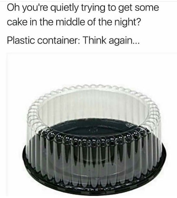 3. Когда вы хотите открыть пластиковую упаковку торта посреди ночи так, чтобы никого не разбудить, но упаковка решает иначе...