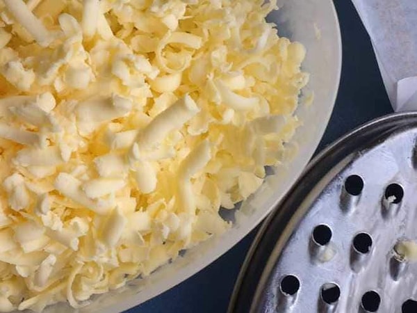 6. Замораживайте масло, а когда необходимо использовать его для теста, просто натирайте его