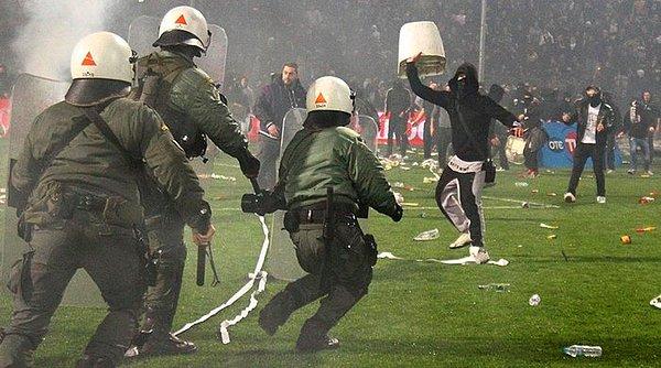 2015-16 sezonunda oynanan kupa maçında hakemin kararına sinirlenen ev sahibi PAOK taraftarları stada indi ve maç yarıda kaldı.