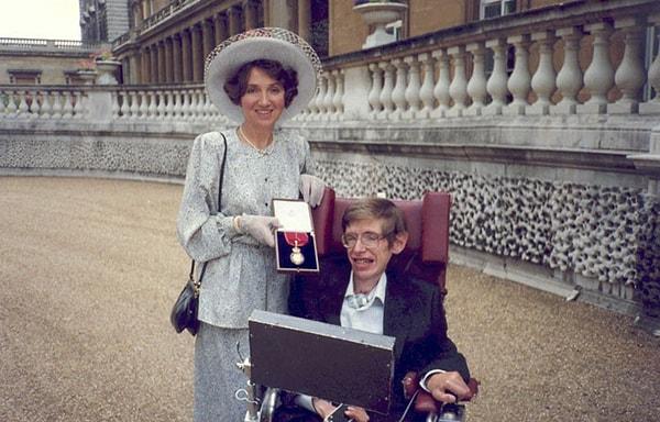 Hayatı süresince sayısız ödül aldı, Kraliçe'den aldığı 'Order of the Companions of Honour' madalyası gibi.