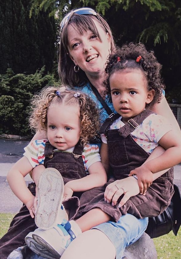 Люди на улицах города часто принимают девочек просто за хороших подружек.