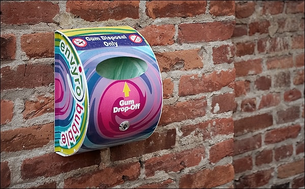 Это второй по популярности продукт (после окурков, конечно), который люди активно выбрасывают прямо на улице.