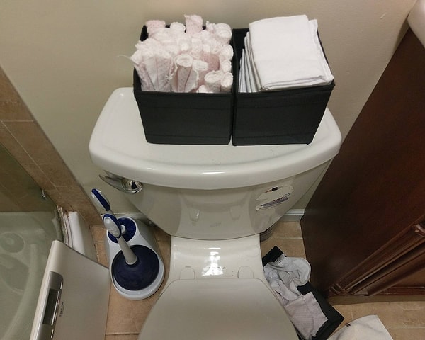 9. Однако подумали ли эти люди о том, сколько порошка и воды уходит, чтобы отстирать все эти тряпочки? Не говоря уже о расходах на электричество.