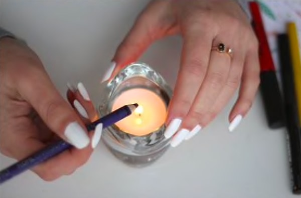 16. "Оживить" засохший карандаш для глаз поможет свечка. Только будьте аккуратны: перед тем, как делать макияж, убедитесь, что карандаш полностью остыл!