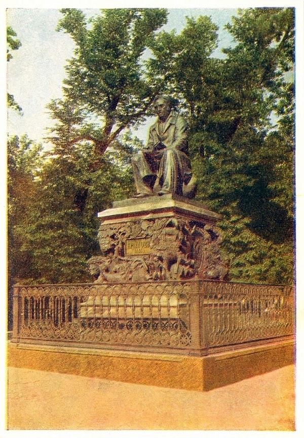 2. Памятник баснописцу Крылову в Летнем саду: