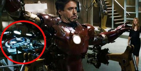 11. 'Iron Man'de, Pepper Tony'ye parçalanmış kostümünü çıkarmasında yardım ederken arka planda Kaptan Amerika'nın kalkanını görebiliyorsunuz.
