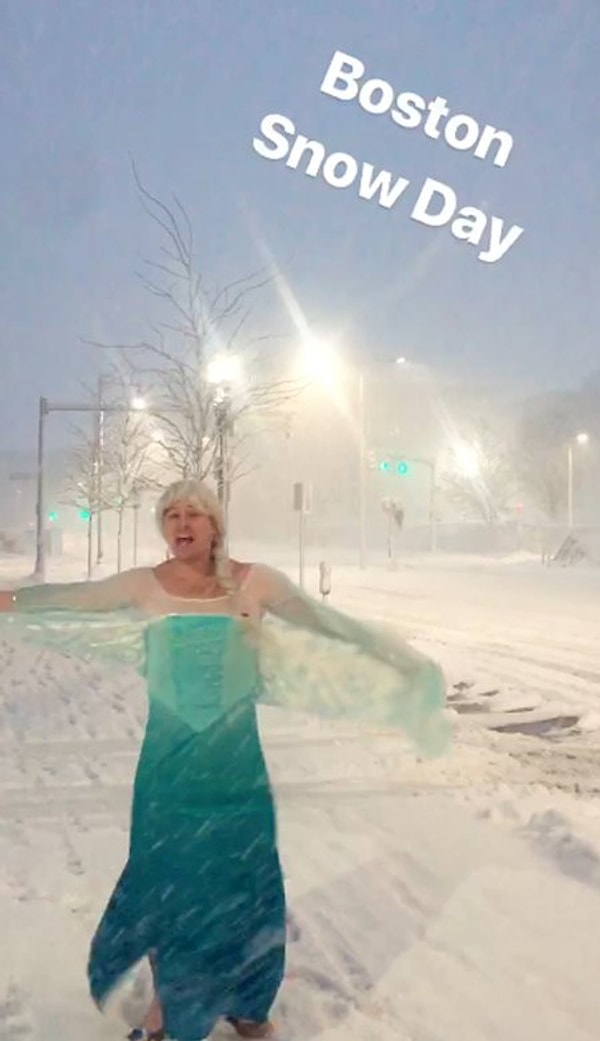 3. После торжественного шествия Эльзы по улице компания отправилась в ближайший паб, чтобы продолжить веселье.