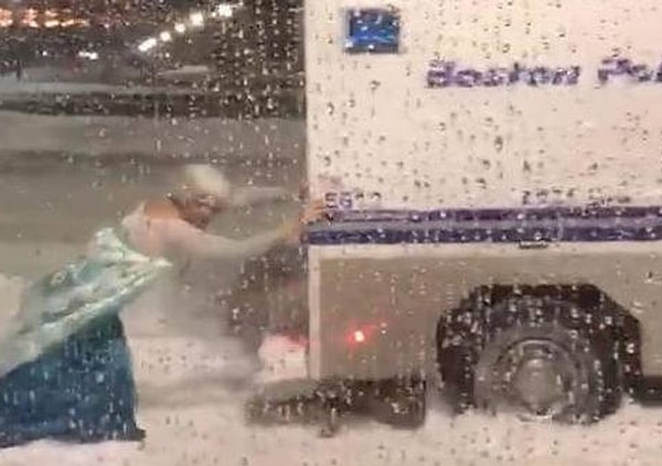 7. Видео уже успело посмотреть 1,5 млн людей! Кстати, "Эльзе" все-таки удалось вытолкнуть полицейский автомобиль из снега.