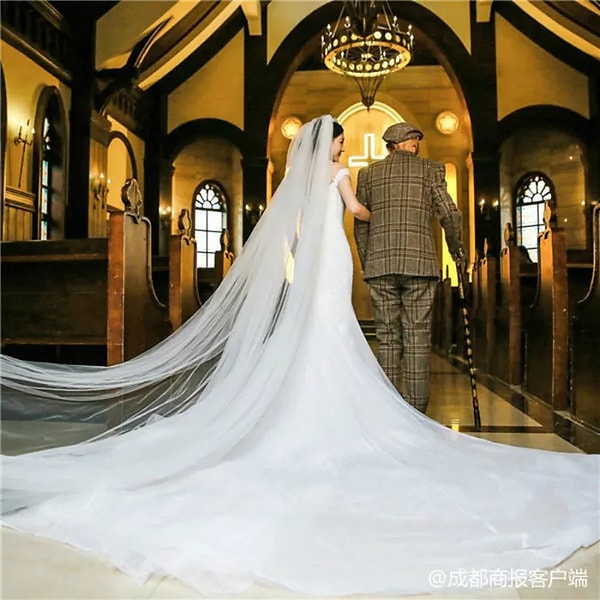 9. Фу сказала, что они поедут, как обычно, на прием к доктору. И только по дороге девушка рассказала о своем подарке.