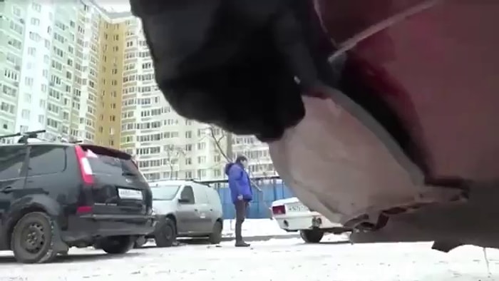 Yanlış Park Eden Araçları Spiralle Kesen Adam