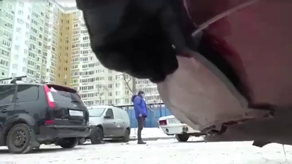 Yanlış Park Eden Araçları Spiralle Kesen Adam