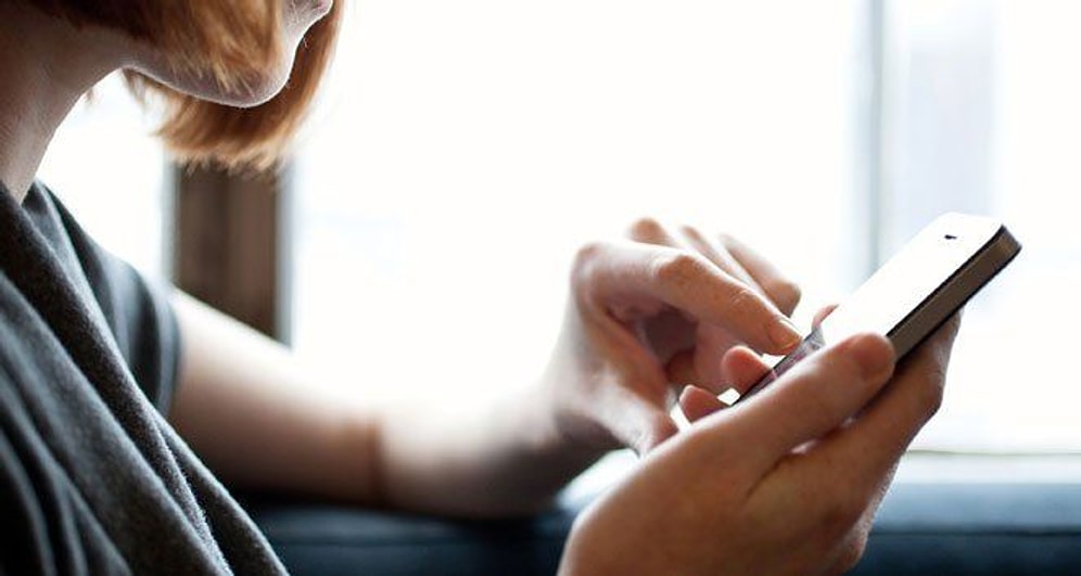 20 Saat Boyunca Gözünü Cep Telefonundan Ayırmamanın Sonucu: Beyininde Pıhtı Oluşan Kadın Ölümden Döndü